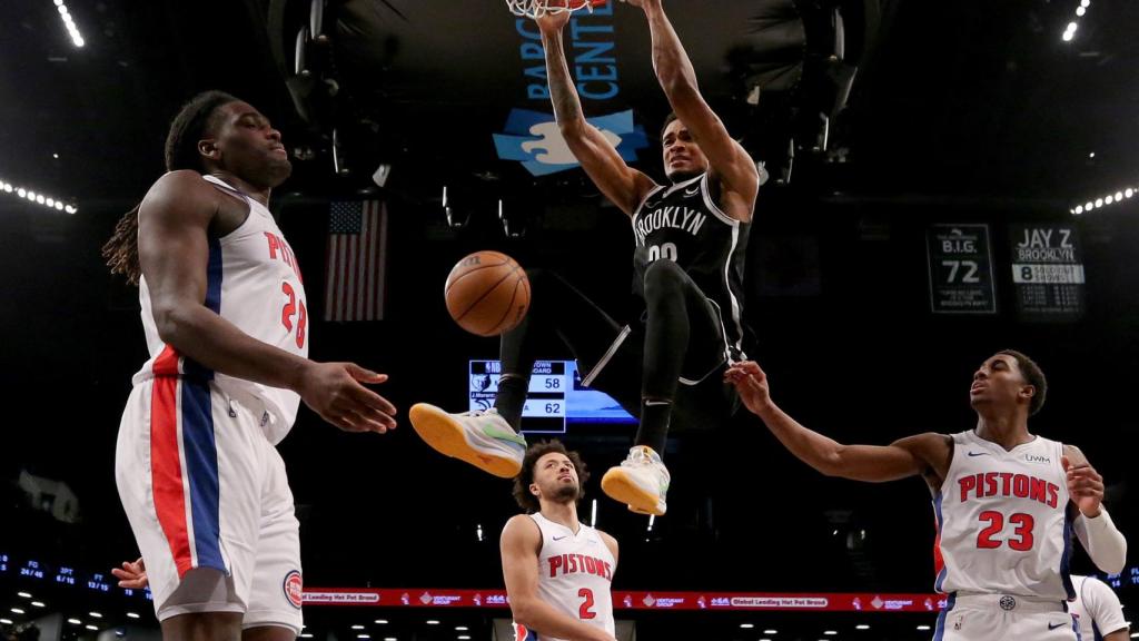 Nic Claxton hace un mate frente a los jugadores de Detroit Pistons.