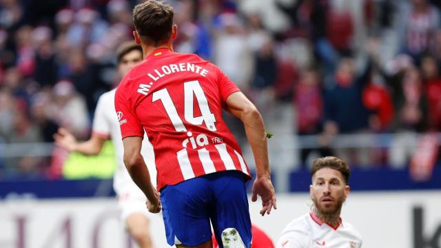 Marcos Llorente celebra su gol con Sergio Ramos de fondo.