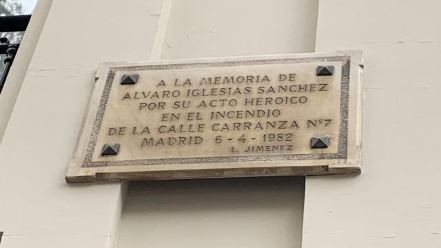 Placa en recuerdo a Ávaro Iglesias Sánchez.