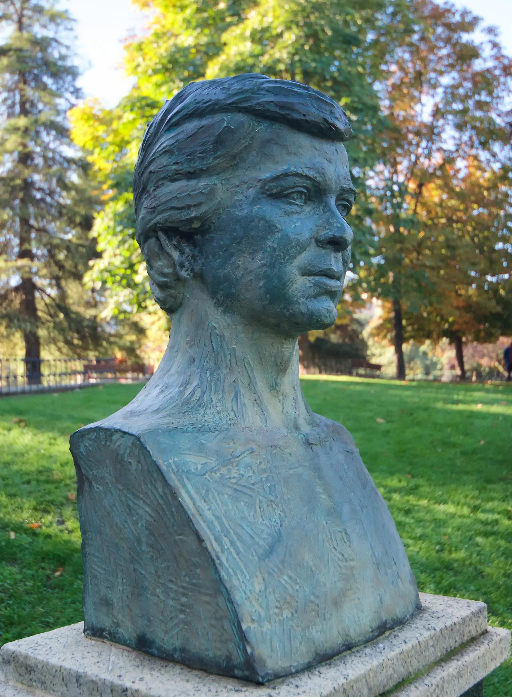 Busto en recuerdo de Álvaro Iglesias.