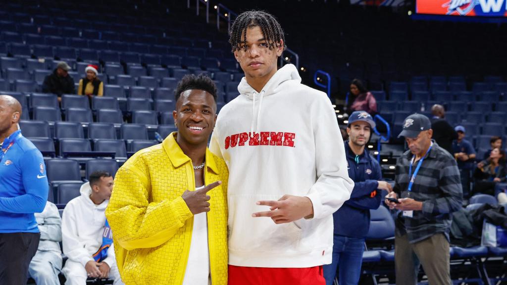 Vinicius posa con Ousmane Dieng, pívot de Oklahoma City Thunder.