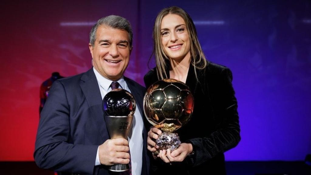 Joan Laporta y Alexia Putellas posan con un Balón de Oro de la jugadora.