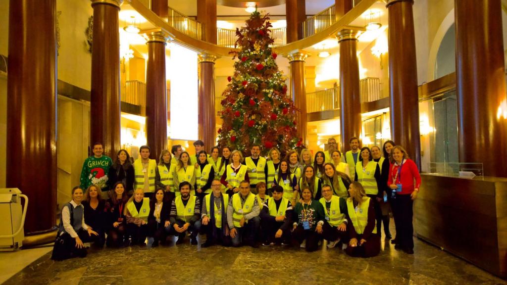 Los voluntarios de Mensajeros de la Paz en el Teatro Real.