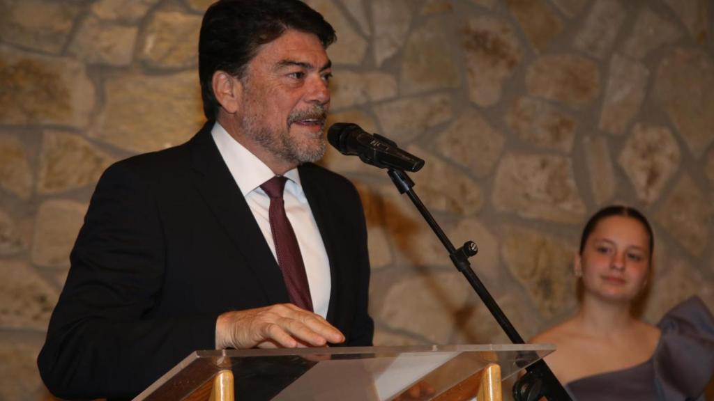 El alcalde de Alicante, Luis Barcala, en Fogueres en Nadal