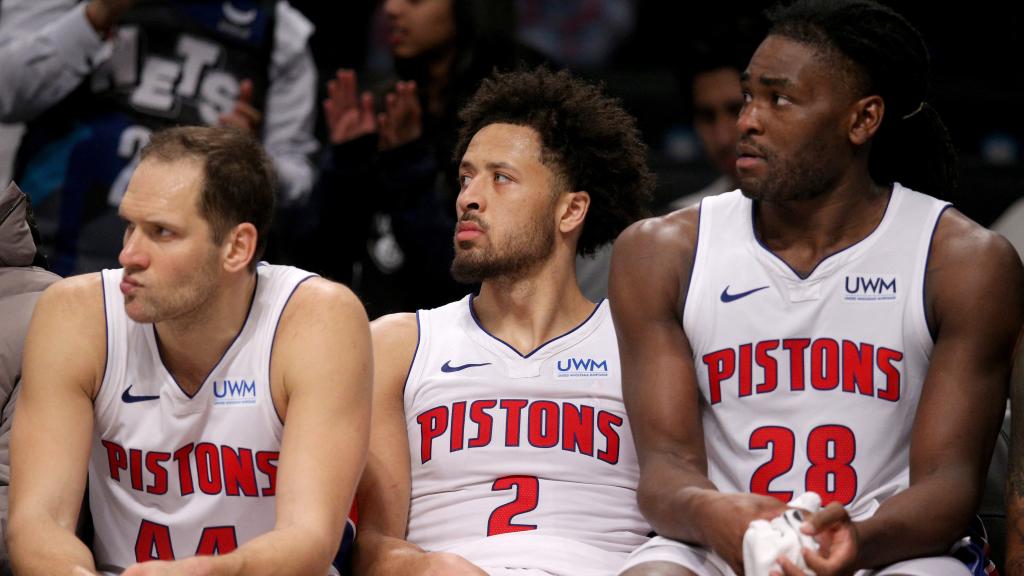 Bojan Bogdanovic, Cade Cunningham e Isaiah Stewart, jugadores de Detroit Pistons.