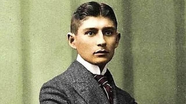 Franz Kakfa fotografiado en el estudio de Sigismund Jacobi hacia 1906. Imagen coloreada.