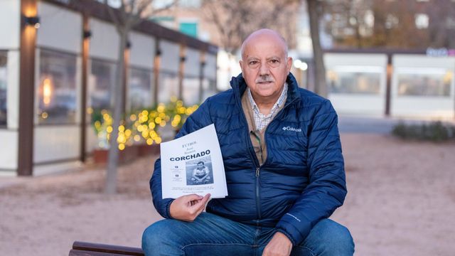 Teo Díaz posando con el libro dedicado a José Ramón Corchado. Foto: Javier Longobardo