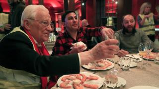 Ángel García Rodríguez, más conocido como padre Ángel, brinda con los comensales en la cena de Nochebuena organizada en el Teatro Real de Madrid.