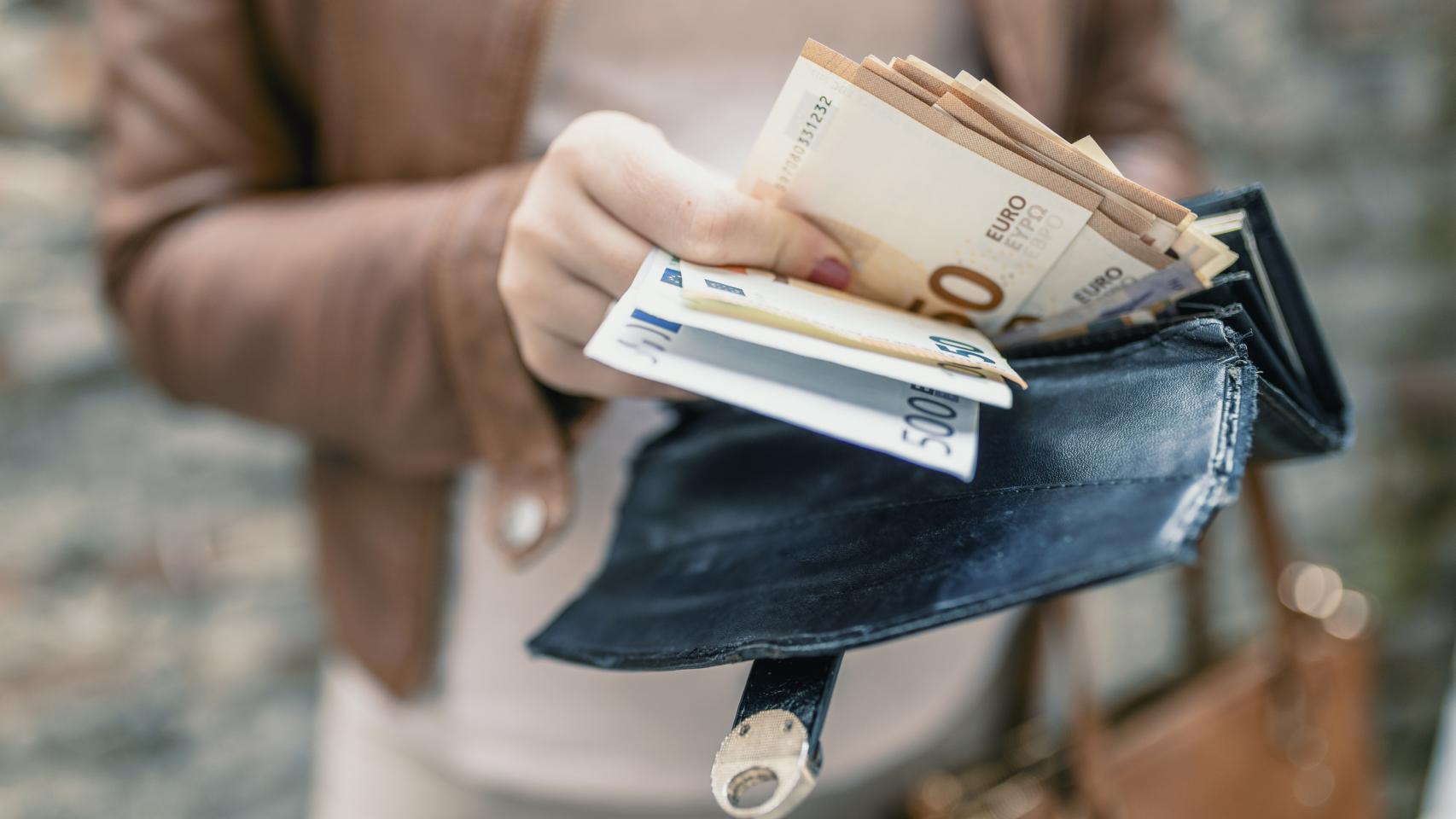 Mujer pagando en efectivo