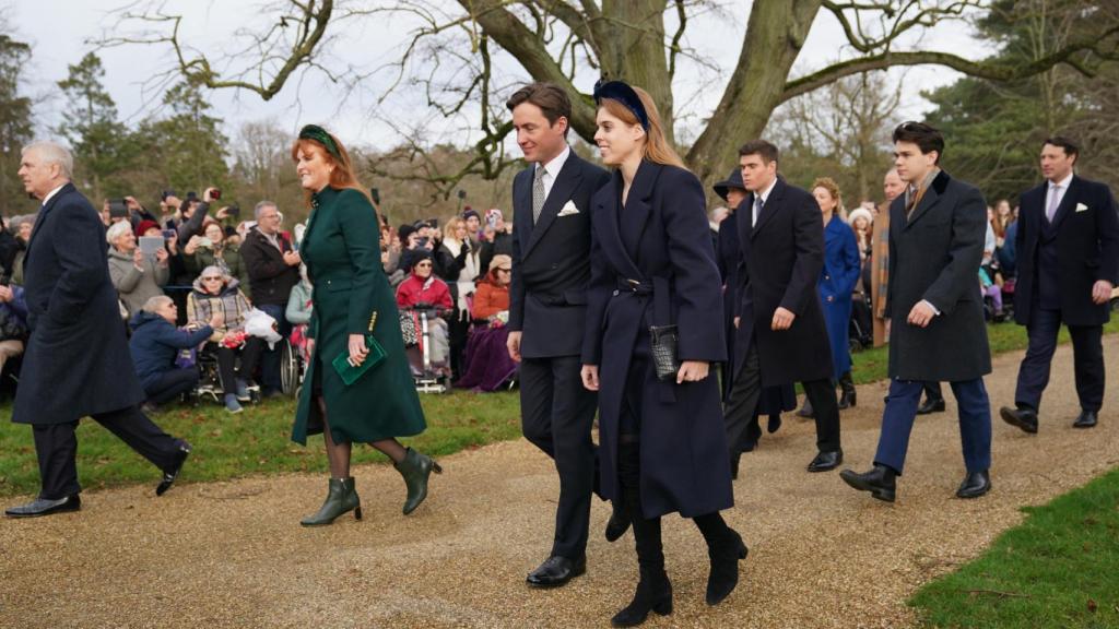 El príncipe Andrés, Sarah Ferguson y su hija.