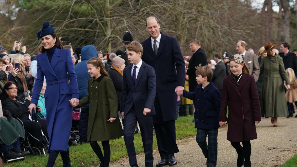 Los Príncipes de Gales y sus hijos. Louis, dando la mano a su prima.