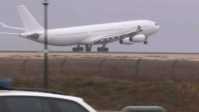 Airbus 340 de la compañía Legend Airlines, parte desde Francia a la India tras cuatro días retenido.