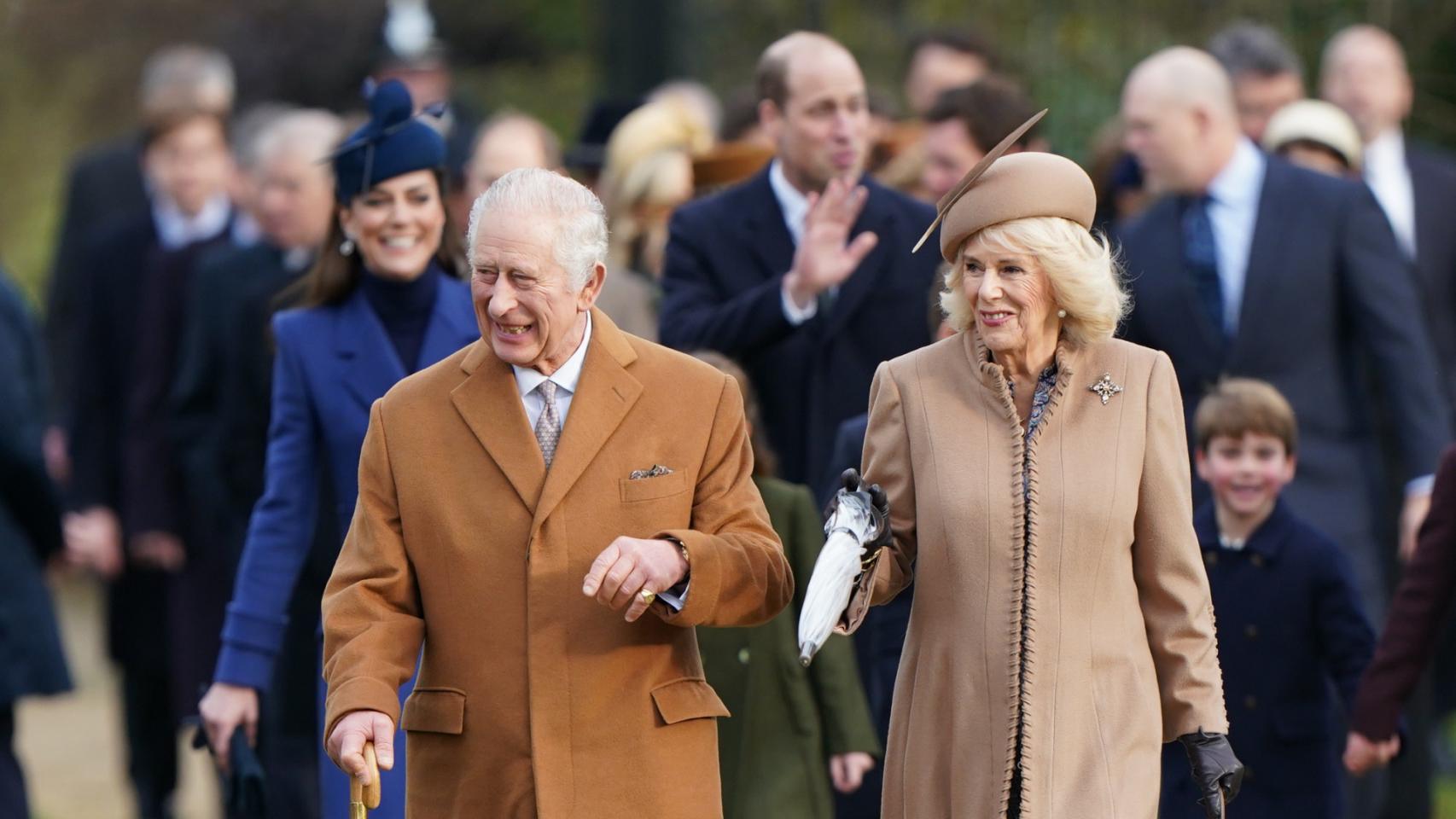 Carlos III y Camila, y de fondo los Príncipes de Gales.