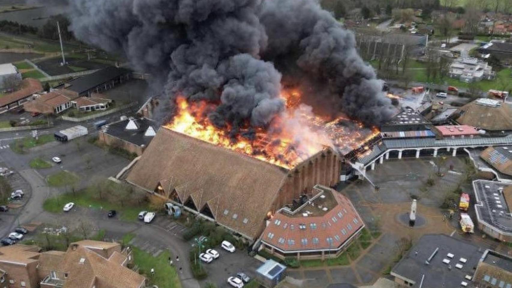 Un incendio arrasa el complejo deportivo francés Sportica, en Gravelines