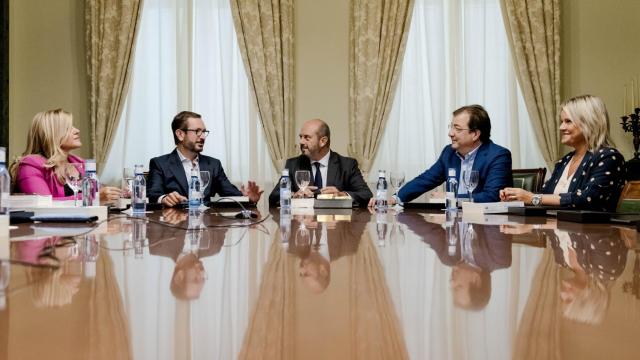 Varios de los miembros de PP y PSOE de la Mesa del Senado, entre ellos Javier Maroto y Guillermo Fernández Vara.