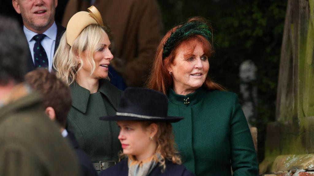 Sarah Ferguson y Zara Tindall asisten al servicio religioso del día de Navidad de la familia real en la iglesia de Santa María Magdalena.