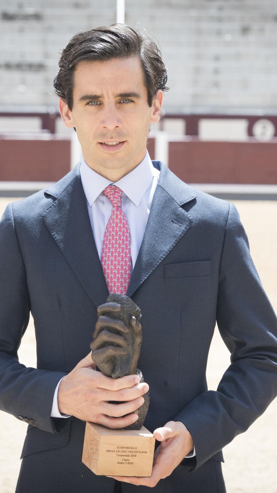 El diestro, natural de Sevilla, recibiendo un premio en Madrid, en junio de 2021.
