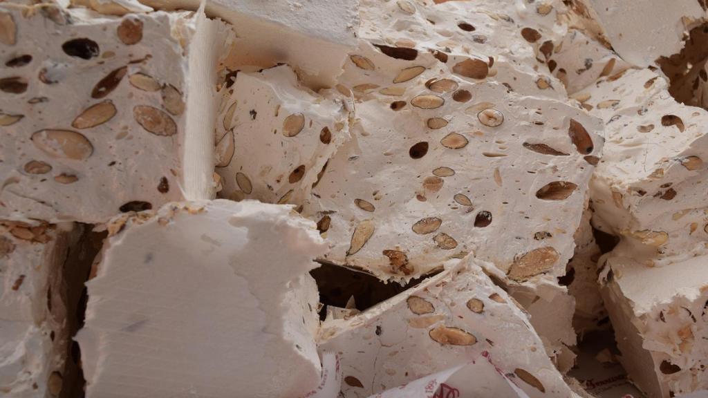 Nougat, dulce a base de clara de huevo, miel y almendra.