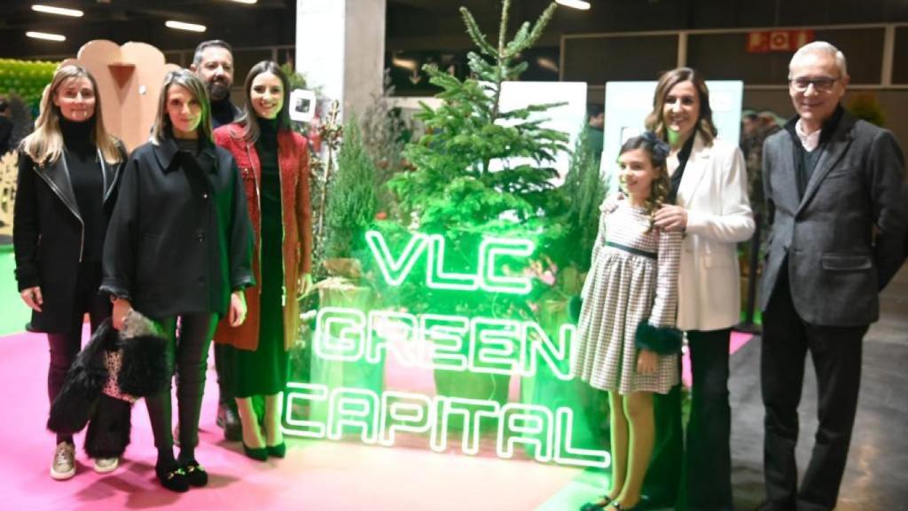 La alcaldesa de Valencia, María José Catalá, junto a las Falleras Mayores de Valencia en Expojove. EE