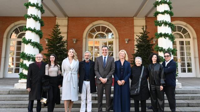 Pedro Sánchez recibe a los actores de ‘Cuéntame cómo pasó’ en Moncloa.