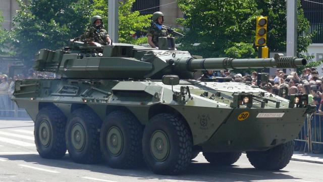 Centauro español del Ejército de Tierra en el desfile del Día de las Fuerzas Armadas en 2008.