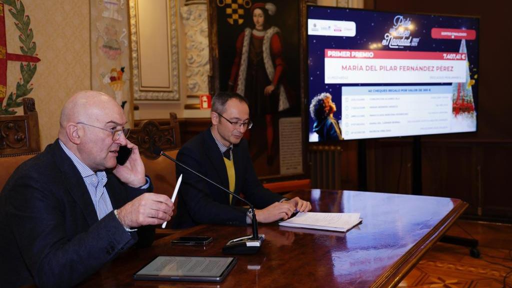 El alcalde del Ayuntamiento de Valladolid, Jesús Julio Carnero; y el concejal de Comercio, Mercados y Consumo, Víctor Martín, durante el sorteo del Árbol de los Deseos