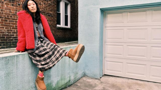 Botas UGG de corte al tobillo, en tonalidad beige y con plataforma.