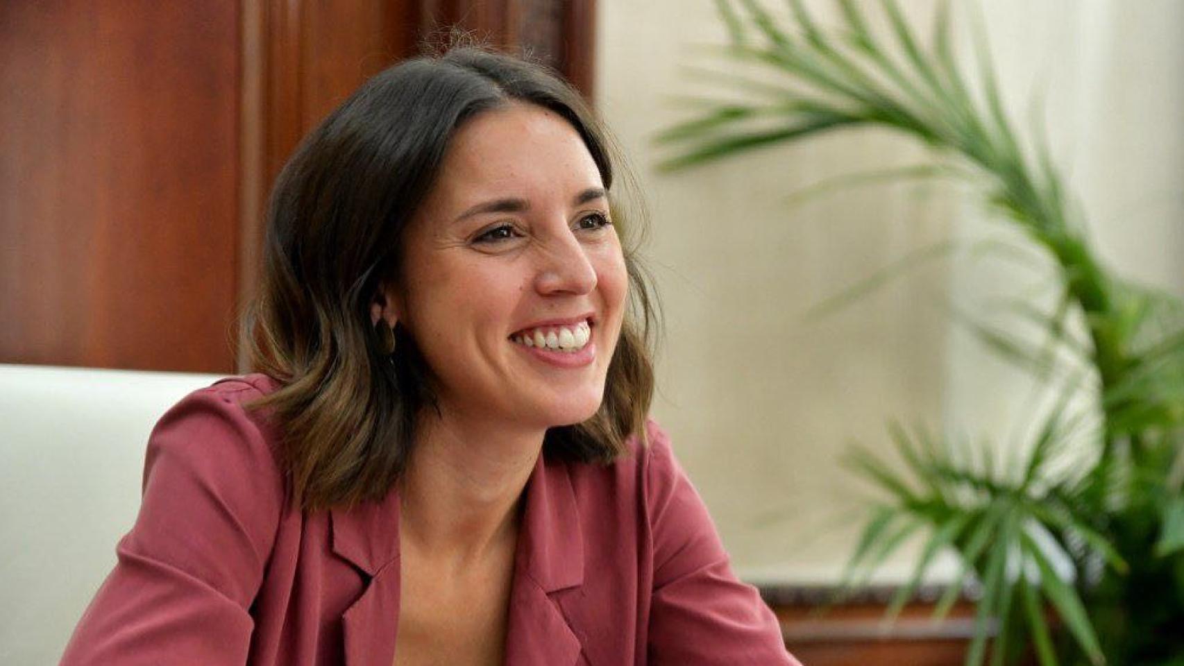 Imágenes del día: el cuento feminista que Irene Montero lee a sus tres hijos en el día de Navidad y que se convierte en su mejor plan