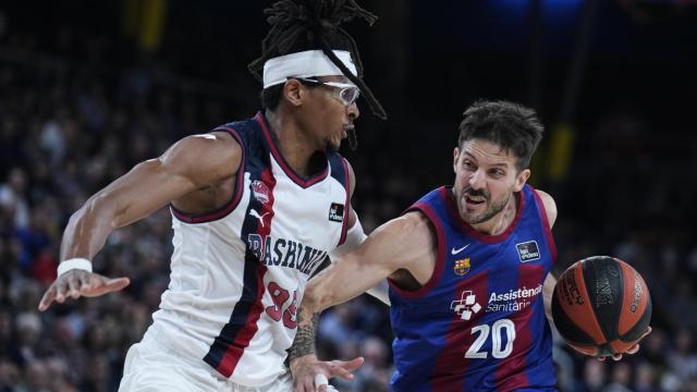 El base italiano del FC Barcelona Nicolas Laprovittola (d) con el balón ante el ala-pívot nigeriano del Baskonia Chima Moneke.
