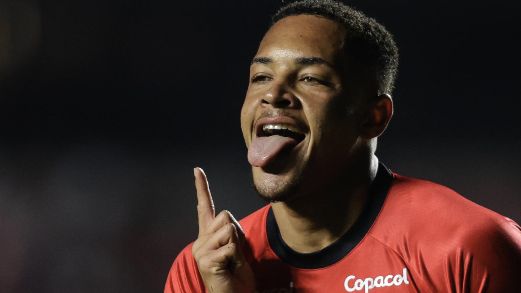 Vitor Roque celebra un gol