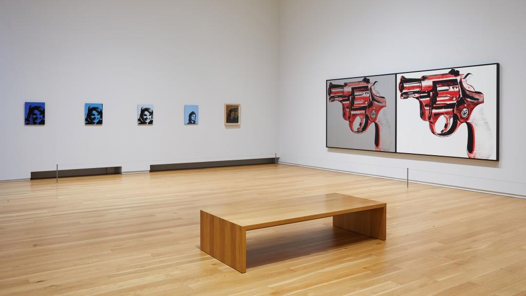 Vista de la exposición con obras de las series 'Guns' y 'Jackie'. Foto: Denis Mortell Photography