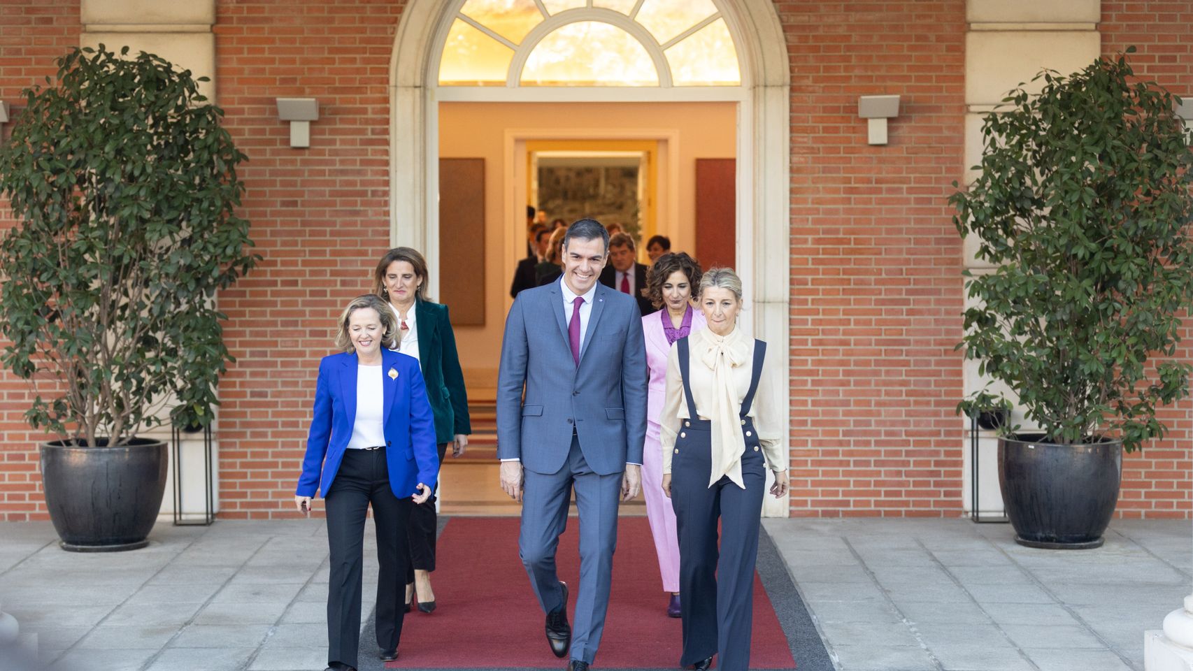 Pedro Sánchez y gabinete de vicepresidentas, en Moncloa.