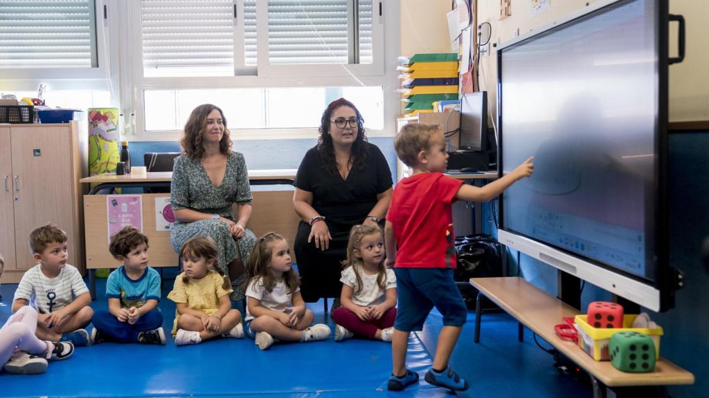 La presidenta de la Comunidad de Madrid, Isabel Díaz Ayuso , en visita a una escuela infantil