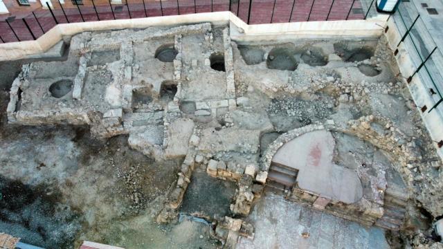 Vista de dron de los restos arqueológicos en la plaza de la Constitución de Cártama.