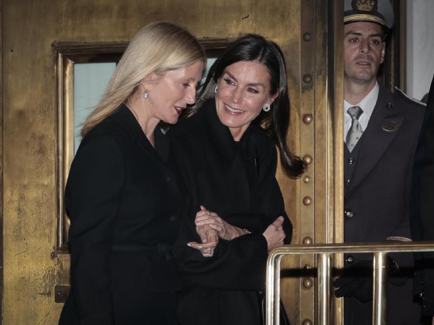 La Reina y Marie Chantal Miller.