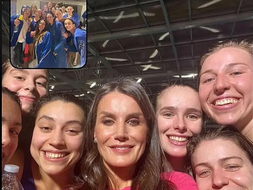 La Reina, con jugadoras de waterpolo.