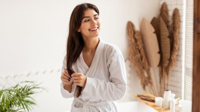 Imagen de una mujer con el pelo largo en el baño