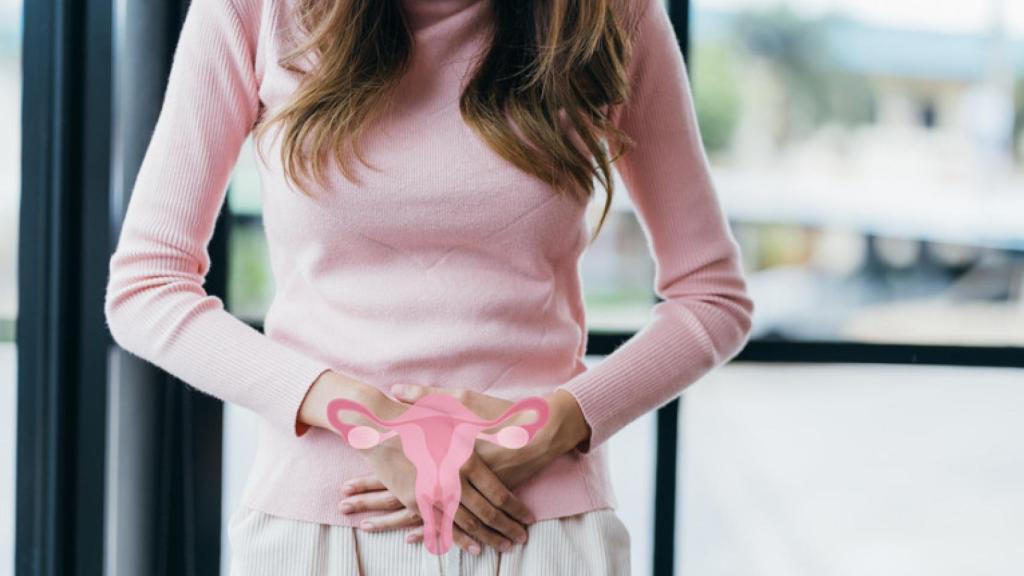 Imagen de archivo de una mujer señalando la zona genital.