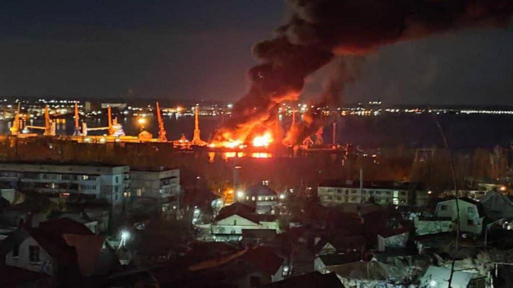 Momento de la destrucción del 'Novocherkassk' en Crimea.