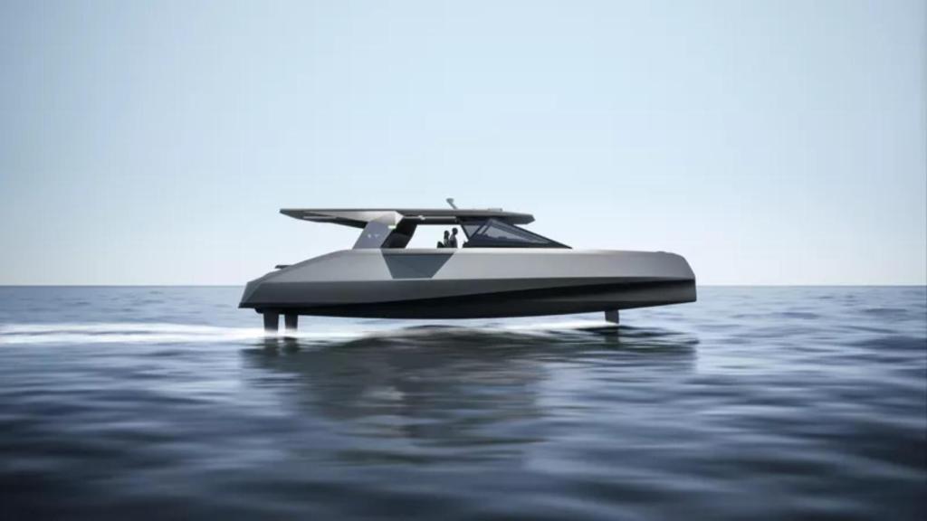 El yate The Open 'volando' sobre el mar.