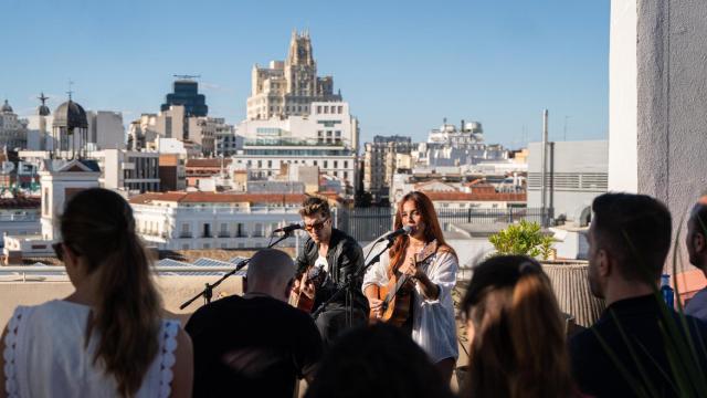 Música en la terraza de UMusic Hotel Madrid con el reloj de la Puerta del Sol al fondo.