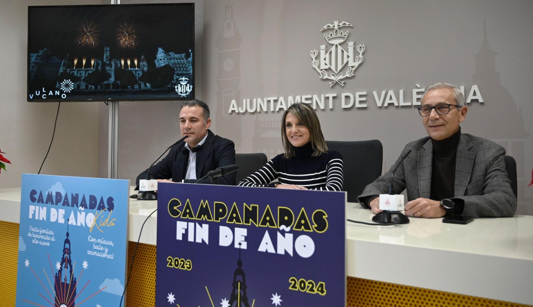 El concejal de Fallas, Santiago Ballester, y la concejal de Fiestas y Tradiciones, Mónica Gil, en la presentación de las Campanadas 2023. EE