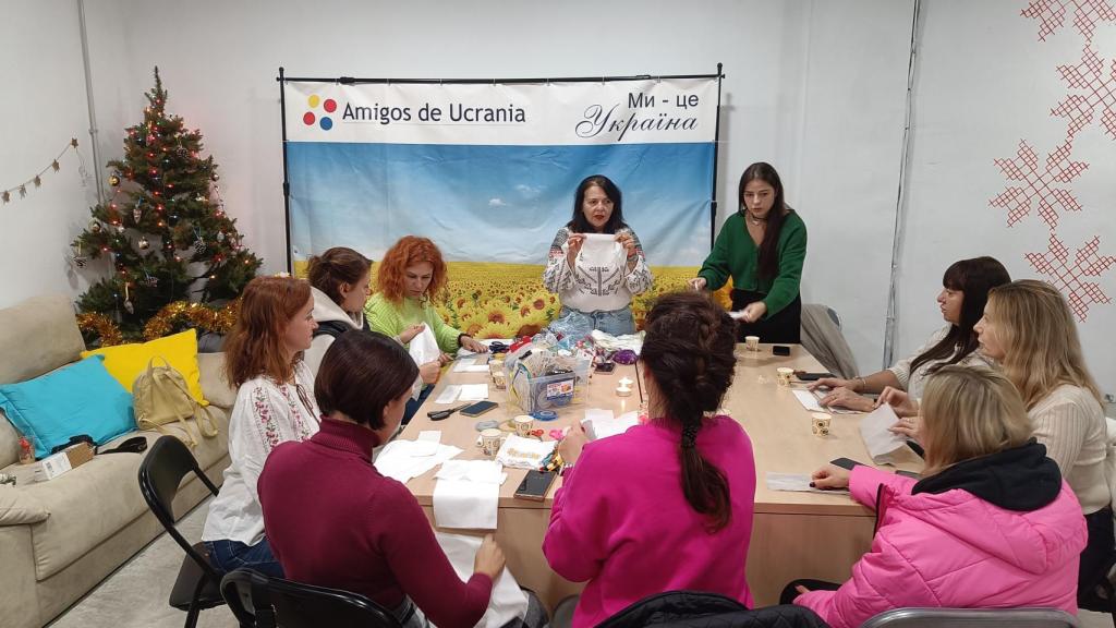 Oksana sujeta un pañuelo y enseña a las refugiadas cómo se hacen las motankas.