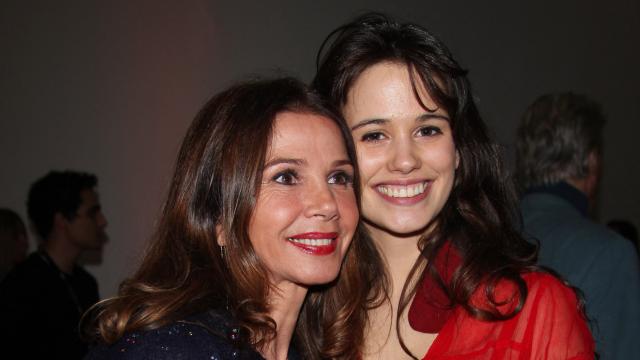 Las actrices Victoria Abril y Lucie Lucas, durante premios de cine en París.