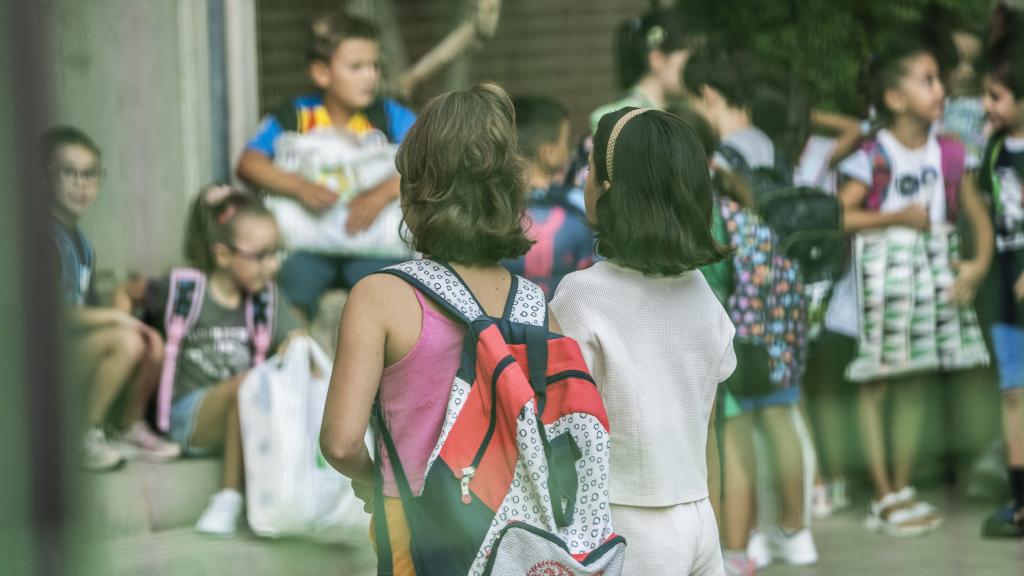 Varios niños, llegando al colegio.
