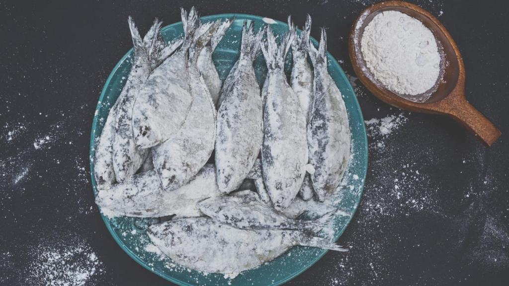 Sardinas con harina.