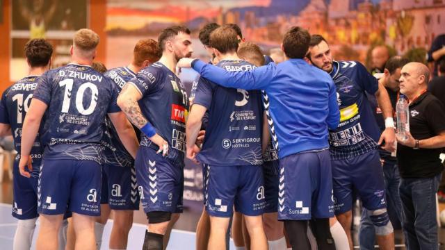 Jugadores del TM Benidorm durante un partido de liga.