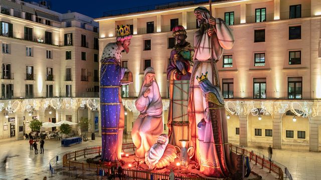 El Belén monumental de la plaza del Ayuntamiento de Alicante.