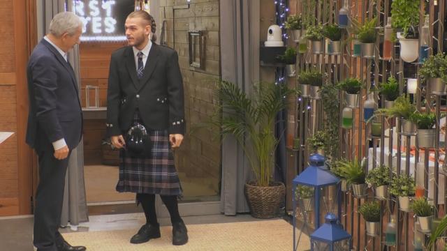 Juan entrando en 'First Dates' junto a Carlos Sobera.