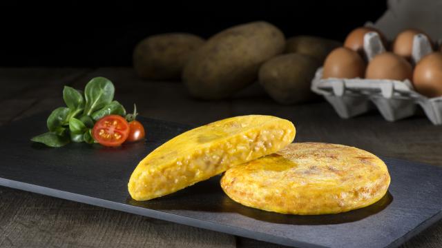 Esta es la mejor tortilla precocinada que puedes comprar en el súper: ideal para una cena con amigos.